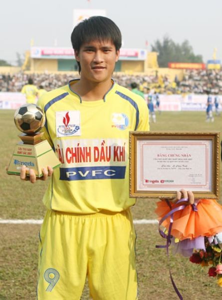 Công Vinh được gọi vào đội một Sông Lam Nghệ An từ năm mới 18 tuổi và sớm khẳng định được tài năng của mình ở giải JVC Cup 2003. Năm 2004, thành công liên tiếp đến với Công Vinh khi anh giành danh hiệu Cầu thủ trẻ xuất sắc nhất năm cũng như Cầu thủ xuất sắc nhất năm của bóng đá Việt Nam. Tuy nhiên, khi ấy Văn Quyến mới là ‘hoàng tử’ của bóng đá Việt Nam. Và chỉ sau khi Văn Quyến sa ngã ở SEA Games 2005 thì Công Vinh mới thực sự trở thành thần tượng của người hâm mộ túc cầu Việt Nam.